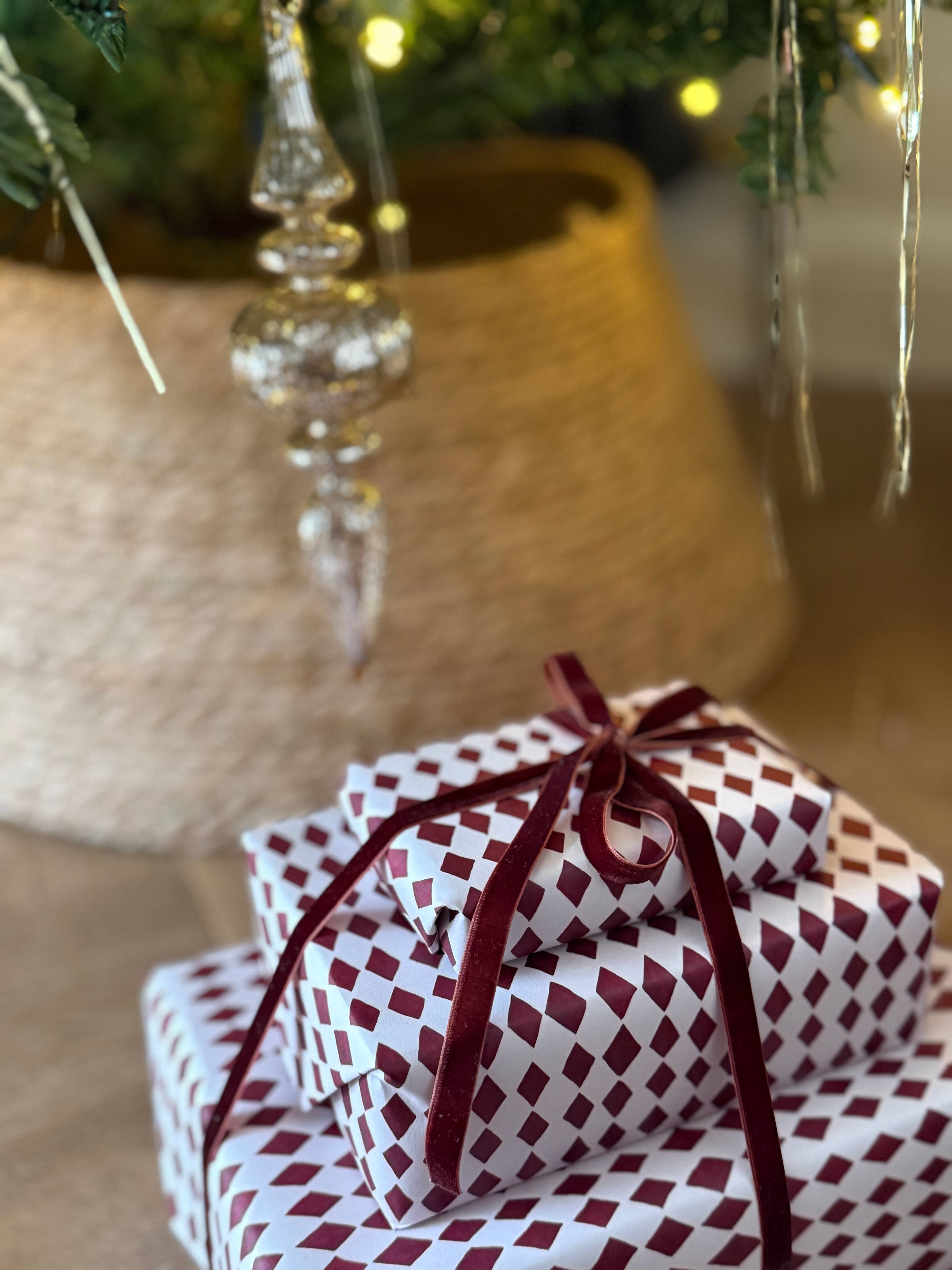 DIAMOND RED HARLEQUIN LUXURY GIFT WRAP